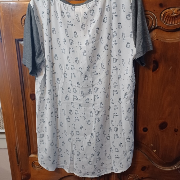 LaVielente Womens Pocket V-Neck with Cat Pattern, Size XX-Large - Picture 2 of 6